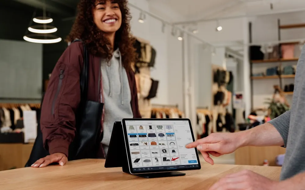 Myymälän tiski ja tabletilla toimiva kassa